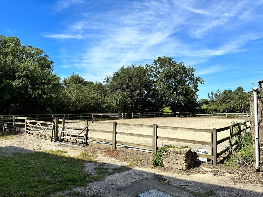 Lot: 137 - SIX ACRES OF EQUESTRIAN LAND WITH STABLES, SAND SCHOOL AND BARNS - Sand school
